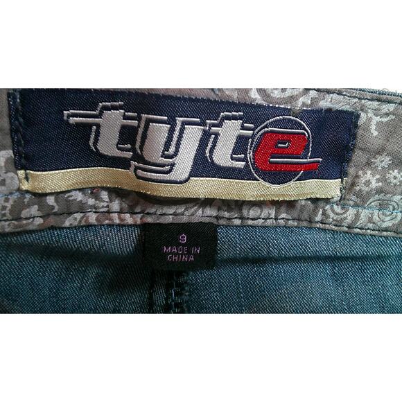 Tyte Jean Shorts - Juniors Size 9 - Button Detail - Picture 7 of 7